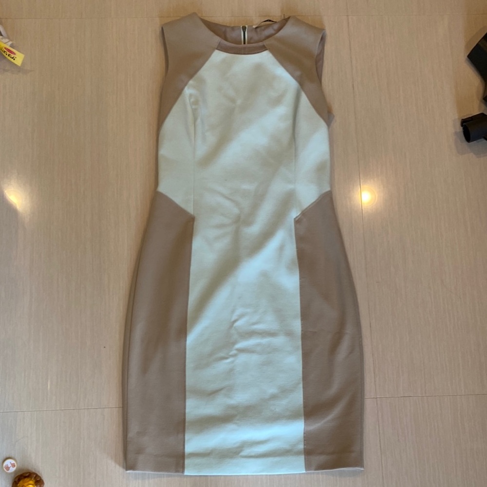 T Tahari Shift Dress Dress beige blue Size 2 modern minimal